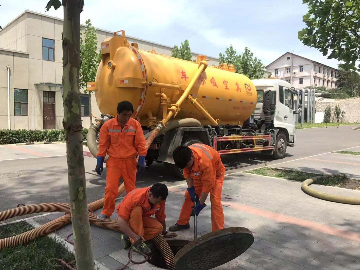 德城管道疏通车停在窨井附近