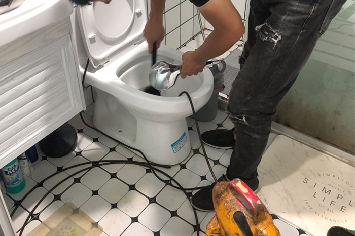 德城马桶堵塞自己疏通还是找师傅？专业上门服务让你省时更省心