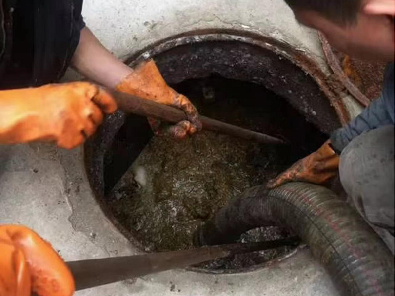 德城清理化粪池时如何避免沼气的危害？